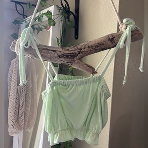 light green top 💚